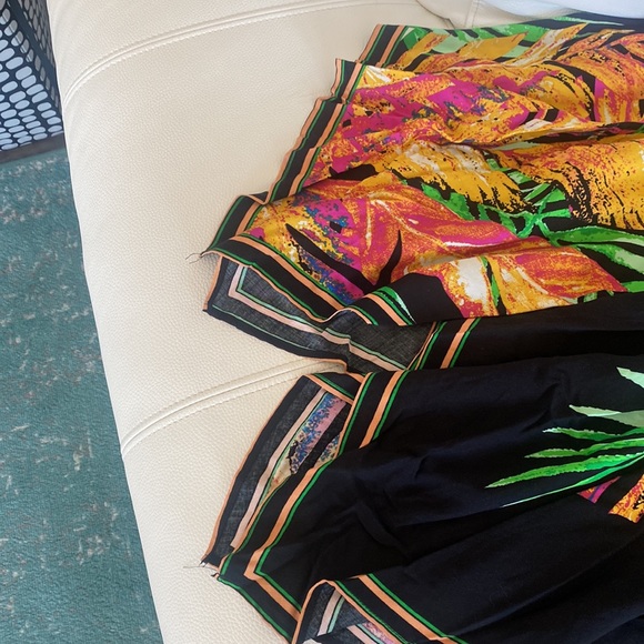 Dress with tropical print - Picture 3 of 5